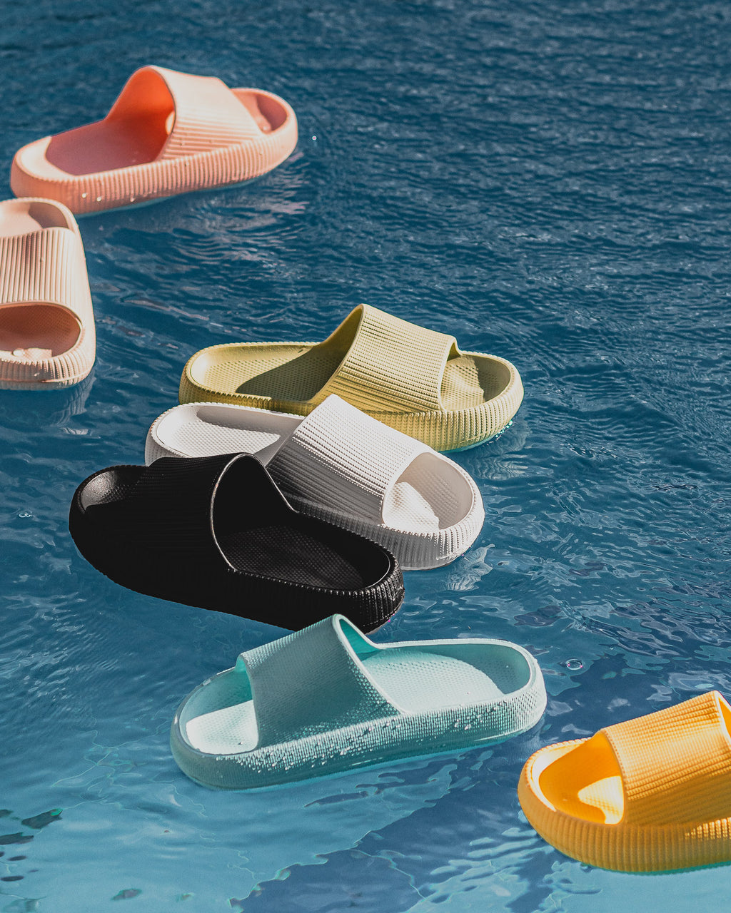 OFERTA** PANTUFLAS UNISEX SUELA EVA **VIERNES NEGRO***